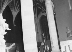 Eglise St Pierre Jubé colonne malade